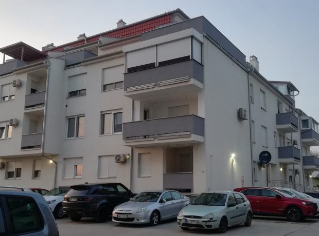 ČETVOROSOBAN STAN- NAMEŠTEN-NEKORIŠĆEN