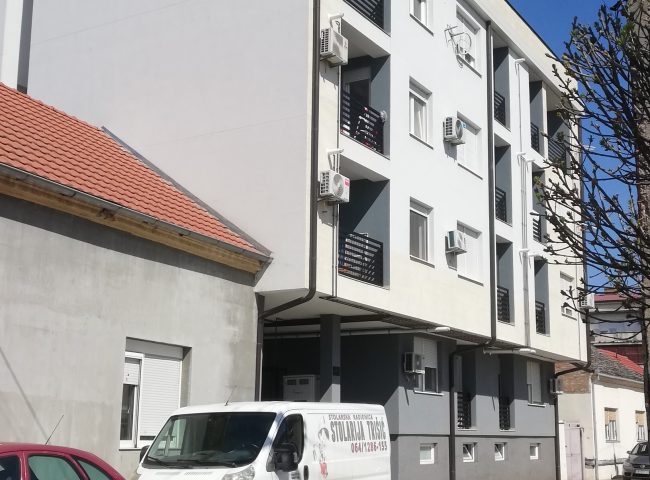 TROIPOSOBAN STAN -NOV SA GARAŽOM