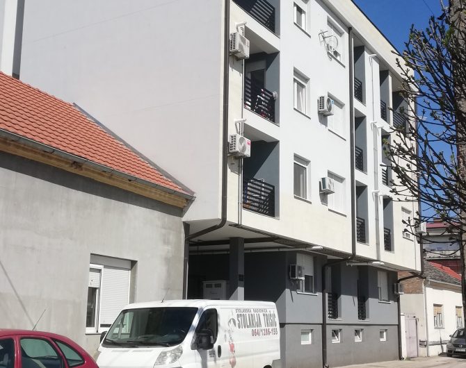 TROIPOSOBAN STAN -NOV SA GARAŽOM