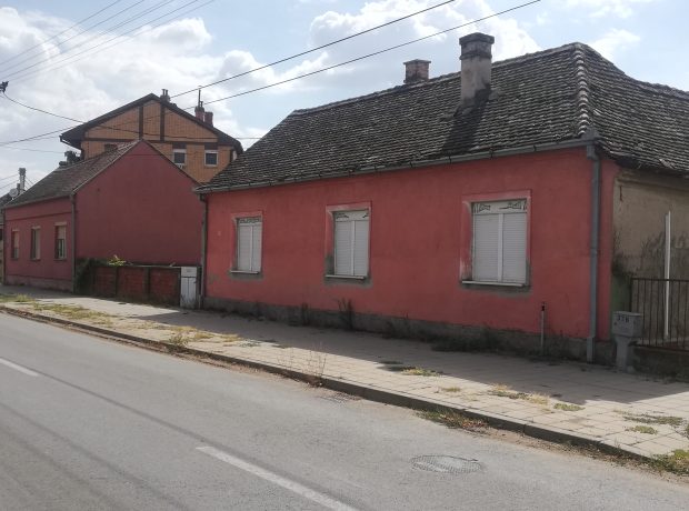 4 KUĆE SA 11 ARI ZEMLJIŠTA-MAČVANSKA MITROVICA