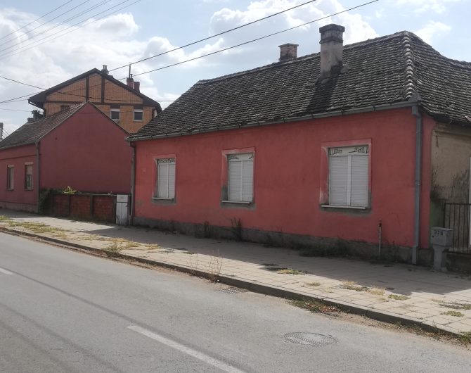 4 KUĆE SA 11 ARI ZEMLJIŠTA-MAČVANSKA MITROVICA